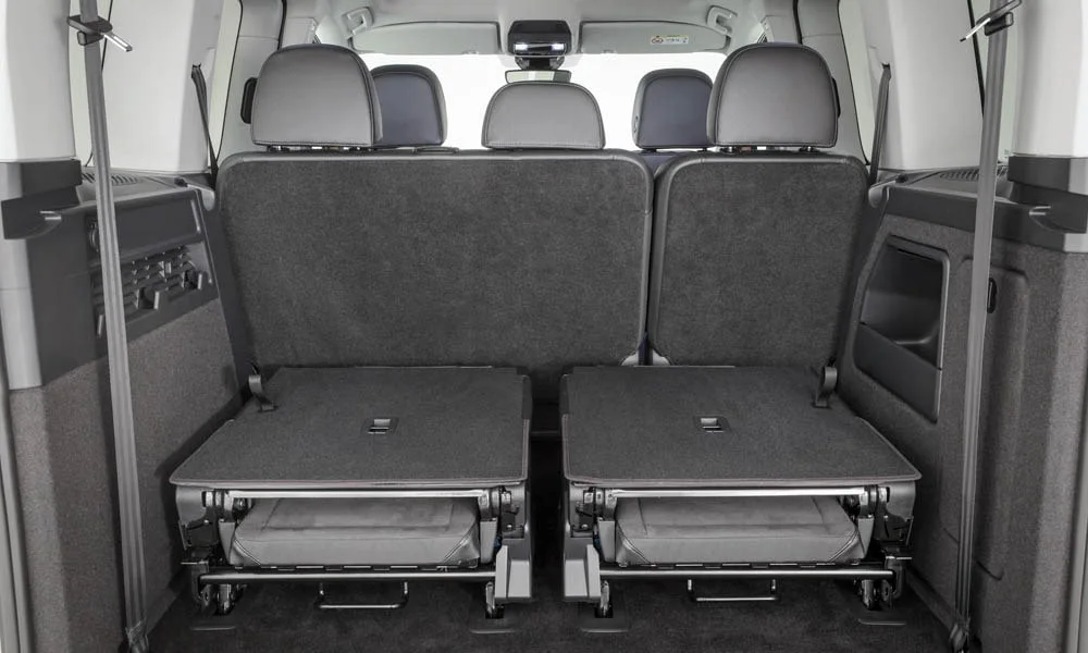 Фото Volkswagen Caddy — интерьер. Общий план салона: архитектура панели, консоль и кресла. Уровень отделки читается по стыкам панелей и мягким поверхностям в зонах касания Volkswagen Caddy — интерьер