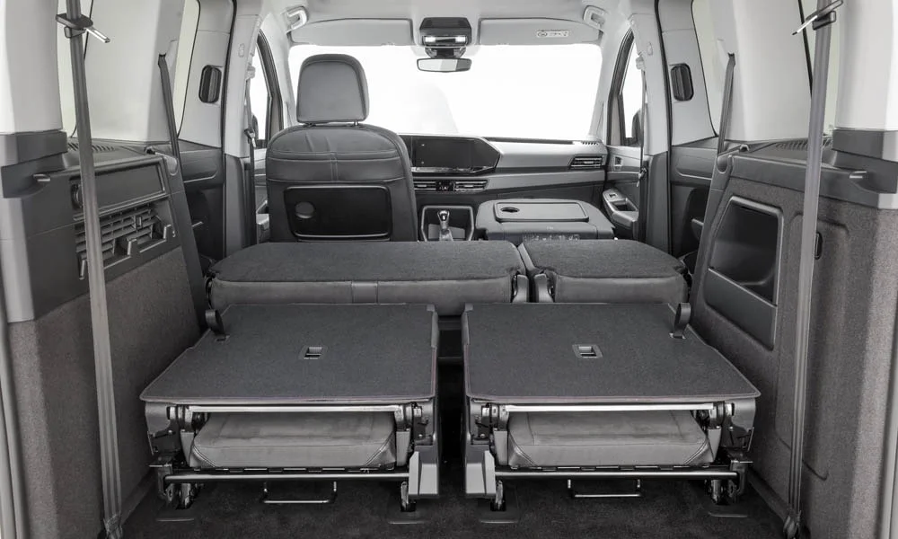 Фото Volkswagen Caddy — интерьер, фото 2. Общий план салона: архитектура панели, консоль и кресла Volkswagen Caddy — интерьер, фото 2