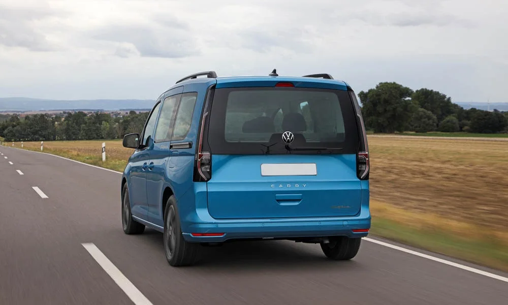 Фото Volkswagen Caddy — вид сзади, фото 3. Линия крыши, стойки и задняя дверь в синем исполнении Volkswagen Caddy — вид сзади, фото 3