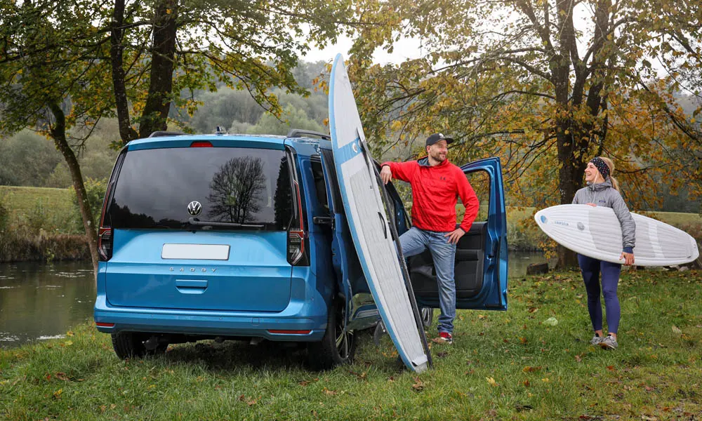 Фото Volkswagen Caddy — вид сзади, фото 4. Синий кузов сзади — фонари и бампер определяют ночной образ модели Volkswagen Caddy — вид сзади, фото 4
