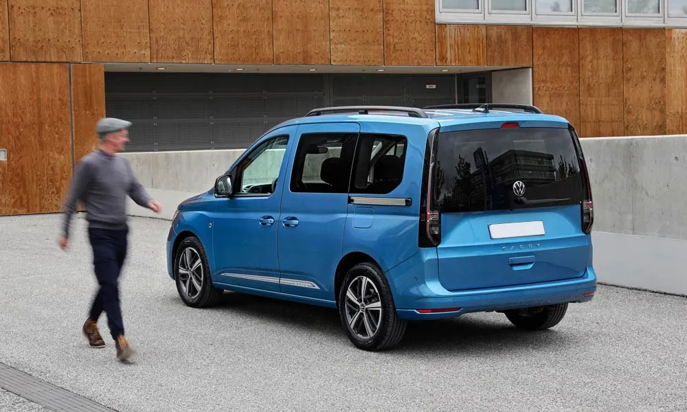 Фото Volkswagen Caddy — вид сзади, фото 5. Графика фонарей, бампер и оформление пятой двери Volkswagen Caddy — вид сзади, фото 5