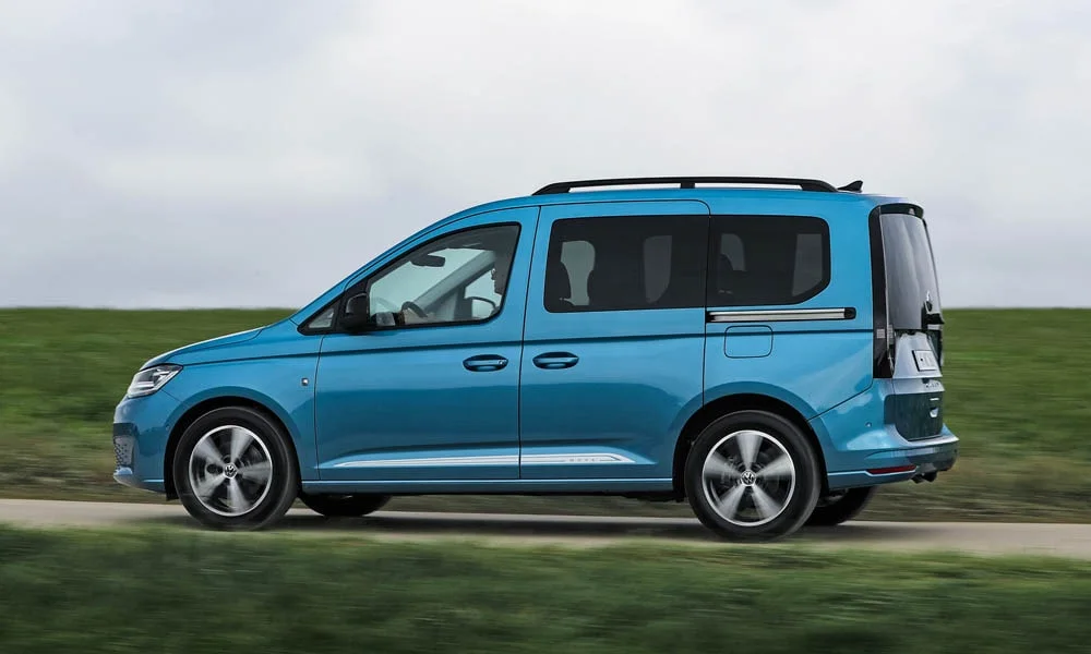 Фото Volkswagen Caddy — вид сзади, фото 6. Графика фонарей, бампер и оформление пятой двери Volkswagen Caddy — вид сзади, фото 6