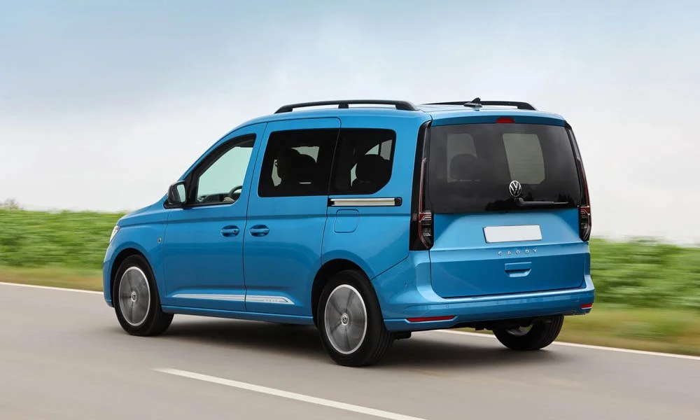 Фото Volkswagen Caddy — вид сзади, фото 7. Графика фонарей, бампер и оформление пятой двери. Насадки выхлопа или их имитация внизу бампера различают версии Volkswagen Caddy — вид сзади, фото 7