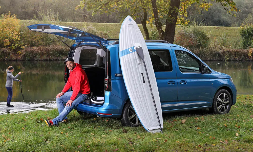 Фото Volkswagen Caddy — вид сзади, фото 8. Линия крыши, стойки и задняя дверь в синем исполнении. Светодиодная полоса или раздельные секции — задняя оптика стала главным украшением кормы Volkswagen Caddy — вид сзади, фото 8