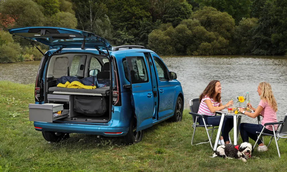 Фото Volkswagen Caddy — вид сзади, фото 9. Графика фонарей, бампер и оформление пятой двери. Светодиодная полоса или раздельные секции — задняя оптика стала главным украшением кормы Volkswagen Caddy — вид сзади, фото 9