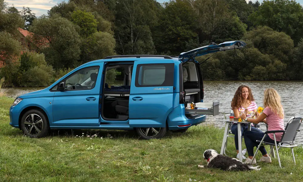 Фото Volkswagen Caddy — вид сзади, фото 10. Графика фонарей, бампер и оформление пятой двери. Насадки выхлопа или их имитация внизу бампера различают версии Volkswagen Caddy — вид сзади, фото 10