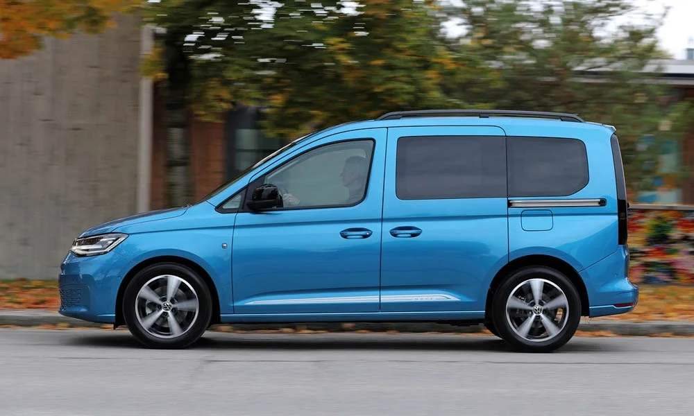 Фото Volkswagen Caddy — вид сбоку, фото 2. Профиль кузова: колёсная база, свесы и линия остекления Volkswagen Caddy — вид сбоку, фото 2