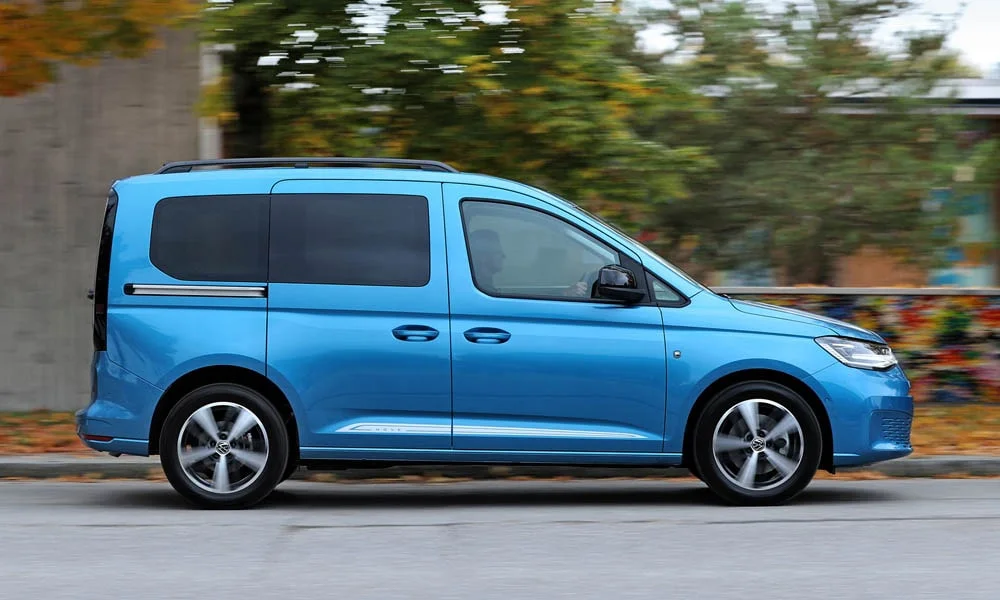 Фото Volkswagen Caddy — вид сбоку, фото 3. Профиль кузова: колёсная база, свесы и линия остекления Volkswagen Caddy — вид сбоку, фото 3