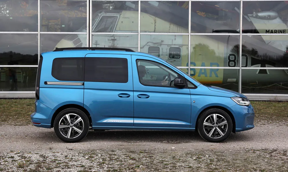 Фото Volkswagen Caddy — вид сбоку, фото 4. Синий кузов в профиль — пропорции, высота посадки и дизайн дисков Volkswagen Caddy — вид сбоку, фото 4