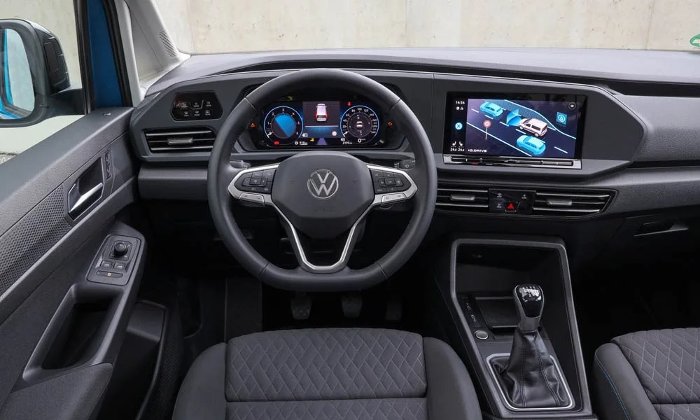 Фото Volkswagen Caddy — руль. Обшивка обода и компоновка спиц крупным планом. Клавиши на спицах управляют медиа, круизом и ассистентами — руки остаются на руле Volkswagen Caddy — руль