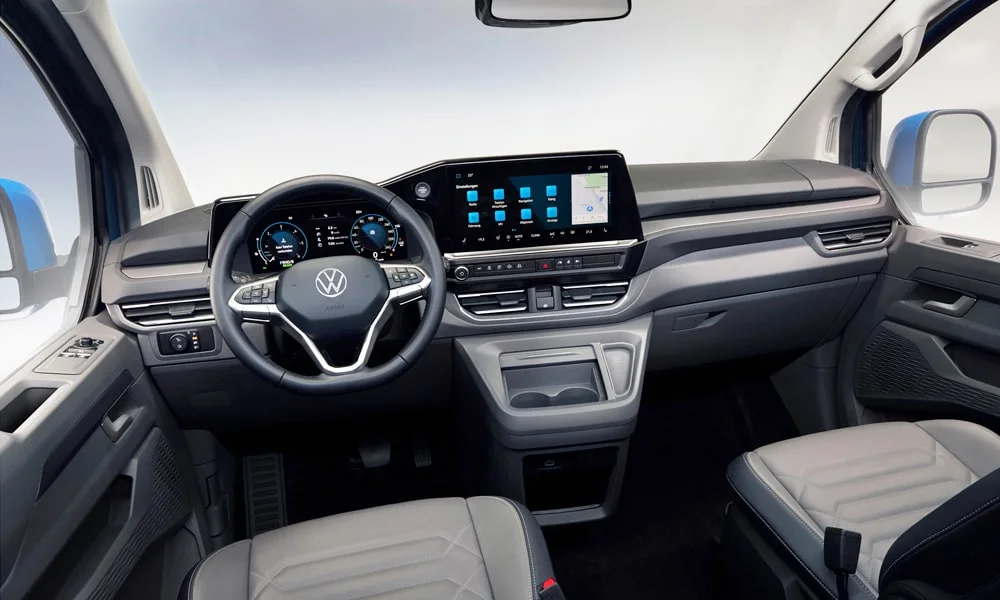 Фото Volkswagen Caravelle (2024) — передняя панель. Компоновка экранов, дефлекторов и консоли. Мягкие материалы верхнего яруса и вставки задают уровень интерьера Volkswagen Caravelle (2024) — передняя панель