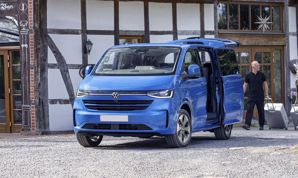 Фото Volkswagen Caravelle (2024) — вид спереди, фото 5. Анфас: пропорции капота, посадка кузова и графика ходовых огней. Дневные ходовые огни включаются автоматически с запуском Volkswagen Caravelle (2024) — вид спереди, фото 5