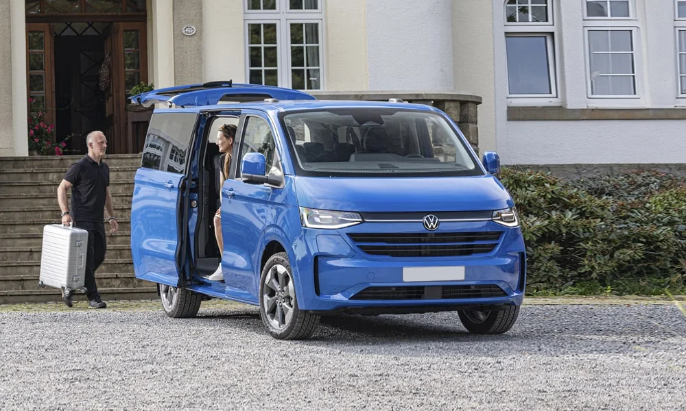 Фото Volkswagen Caravelle (2024) — вид спереди, фото 6. Анфас: пропорции капота, посадка кузова и графика ходовых огней. Рисунок ходовых огней — подпись модели, по нему её узнают в потоке Volkswagen Caravelle (2024) — вид спереди, фото 6