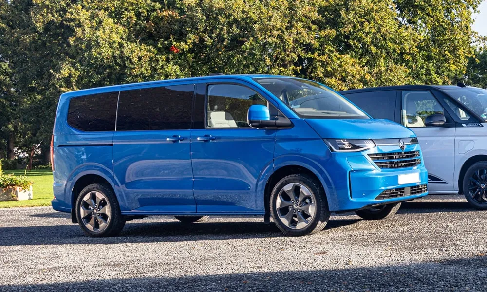 Фото Volkswagen Caravelle (2024) — вид спереди, фото 11. Анфас: пропорции капота, посадка кузова и графика ходовых огней. Дневные ходовые огни включаются автоматически с запуском Volkswagen Caravelle (2024) — вид спереди, фото 11