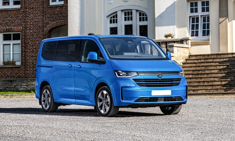 Фото Volkswagen Caravelle (2024) — вид спереди, фото 12. Анфас: пропорции капота, посадка кузова и графика ходовых огней. Рисунок ходовых огней — подпись модели, по нему её узнают в потоке Volkswagen Caravelle (2024) — вид спереди, фото 12