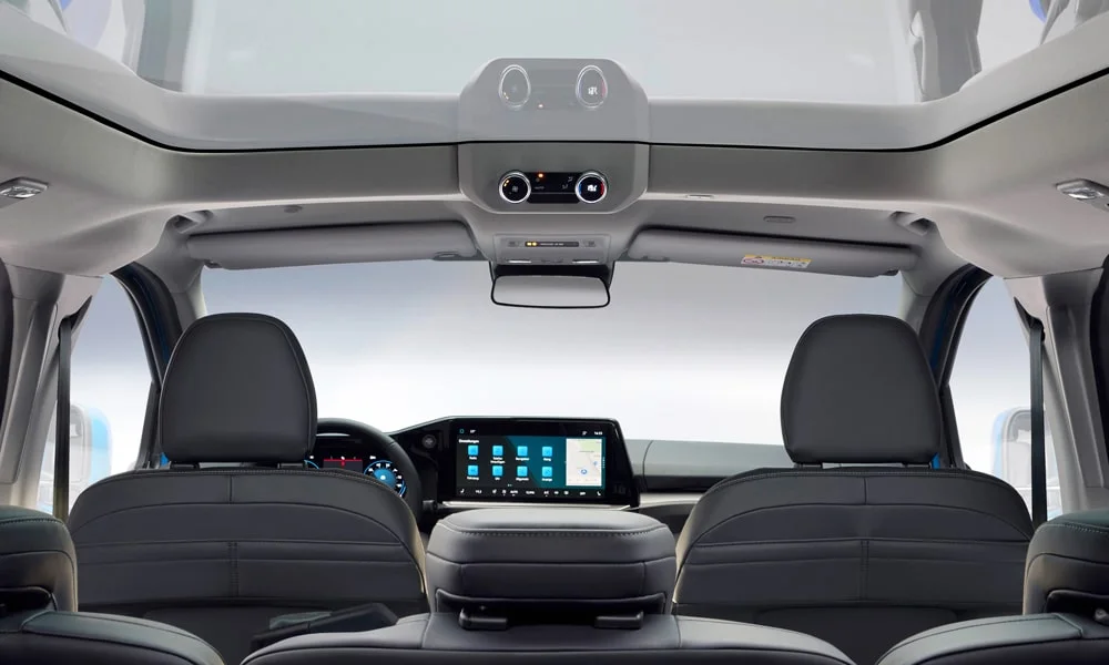 Фото Volkswagen Caravelle (2024) — интерьер. Общий план салона: архитектура панели, консоль и кресла Volkswagen Caravelle (2024) — интерьер