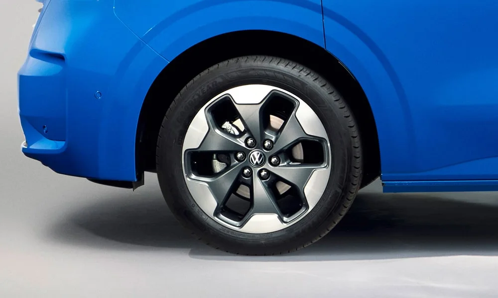 Фото Volkswagen Caravelle (2024) — колесо и диск. Дизайн спиц и профиль резины крупным планом. При подборе зимнего комплекта сохраняйте наружный диаметр колеса Volkswagen Caravelle (2024) — колесо и диск