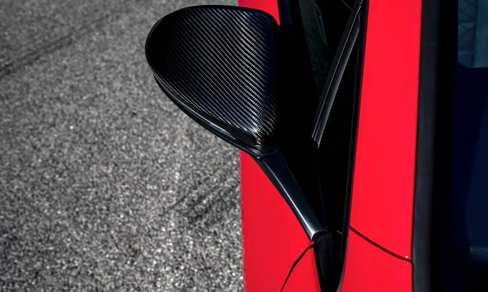 Фото Volkswagen Golf — дверная ручка. Зона ручки крупным планом: подгонка панелей и кромок. Бесключевой доступ будит машину при касании ручки Volkswagen Golf — дверная ручка