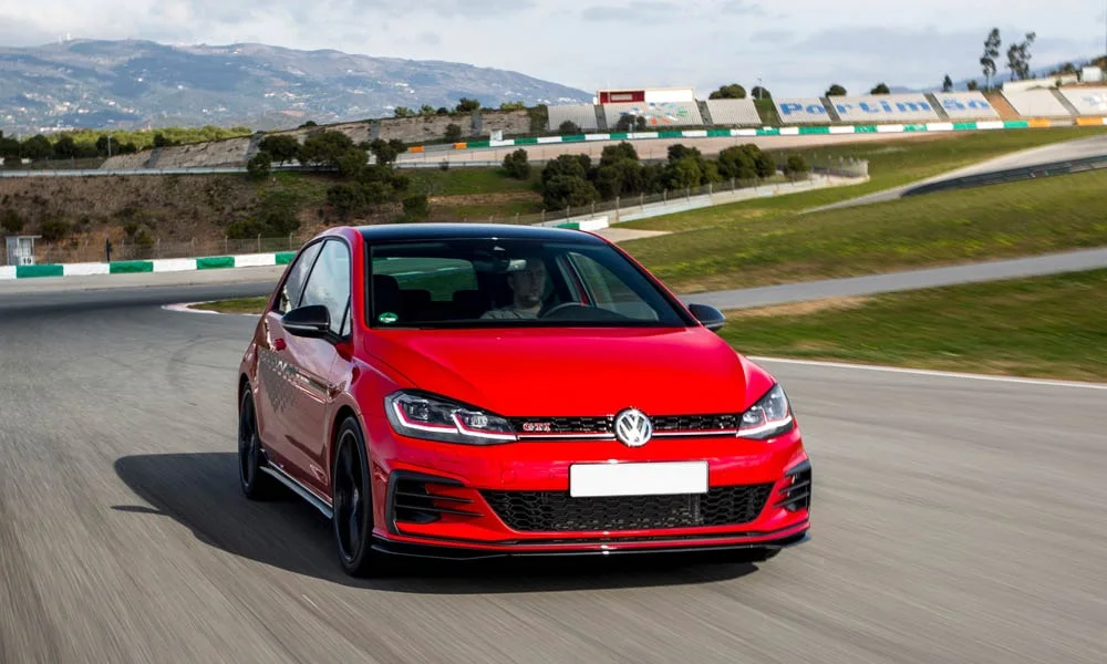 Фото Volkswagen Golf — вид спереди, фото 13. Кузов в красном цвете: рисунок оптики и решётки задаёт узнаваемое «лицо» модели Volkswagen Golf — вид спереди, фото 13