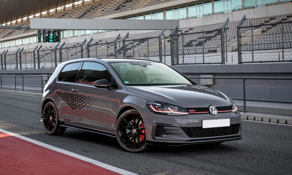 Фото Volkswagen Golf — вид спереди, фото 15. Передок в сером исполнении — крупная светотехника и выразительный бампер Volkswagen Golf — вид спереди, фото 15