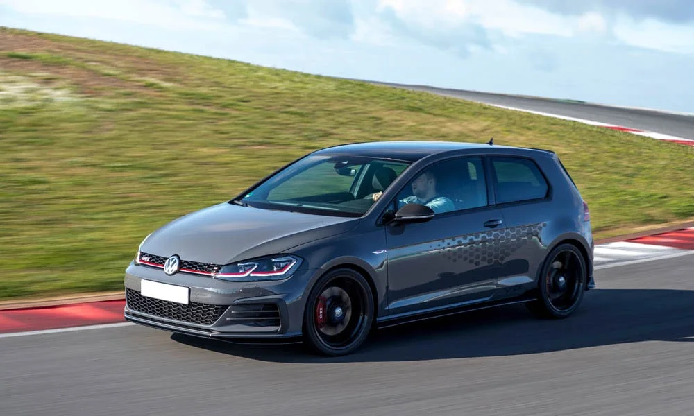 Фото Volkswagen Golf — вид спереди, фото 17. Анфас: пропорции капота, посадка кузова и графика ходовых огней. Дневные ходовые огни включаются автоматически с запуском Volkswagen Golf — вид спереди, фото 17