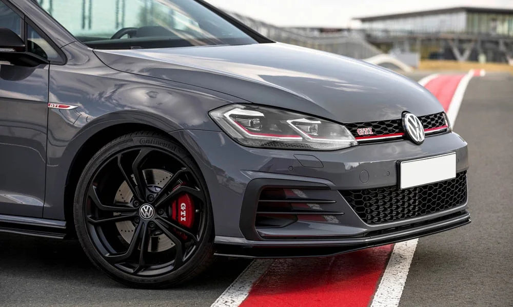 Фото Volkswagen Golf — вид спереди, фото 19. Серый кузов, строгая симметрия оптики — базовый ракурс знакомства с дизайном. Рисунок ходовых огней — подпись модели, по нему её узнают в потоке Volkswagen Golf — вид спереди, фото 19