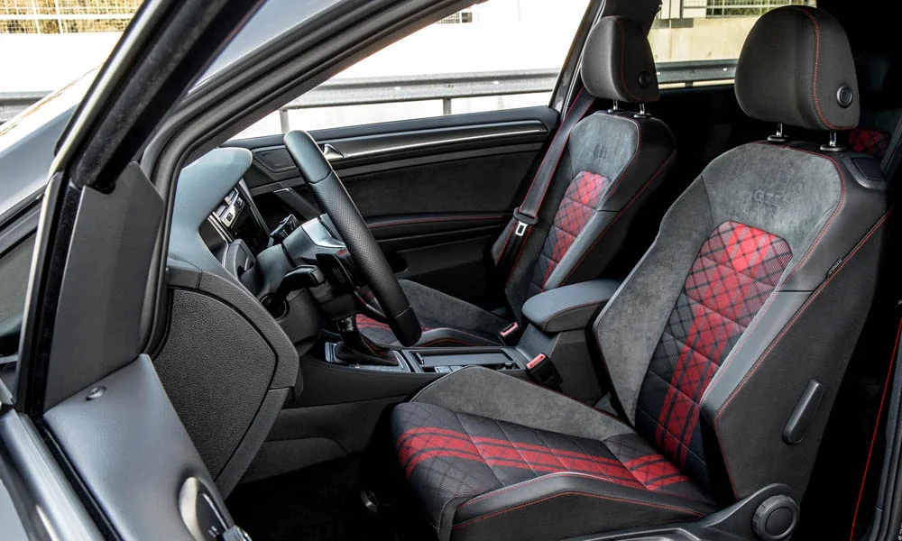Фото Volkswagen Golf — передние сиденья, фото 2. Профиль кресел: боковая поддержка и подголовники Volkswagen Golf — передние сиденья, фото 2
