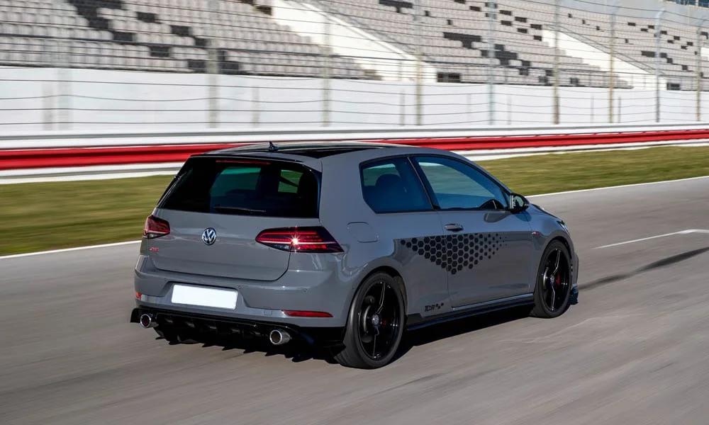 Фото Volkswagen Golf — вид сзади, фото 11. Линия крыши, стойки и задняя дверь в сером исполнении. Насадки выхлопа или их имитация внизу бампера различают версии Volkswagen Golf — вид сзади, фото 11
