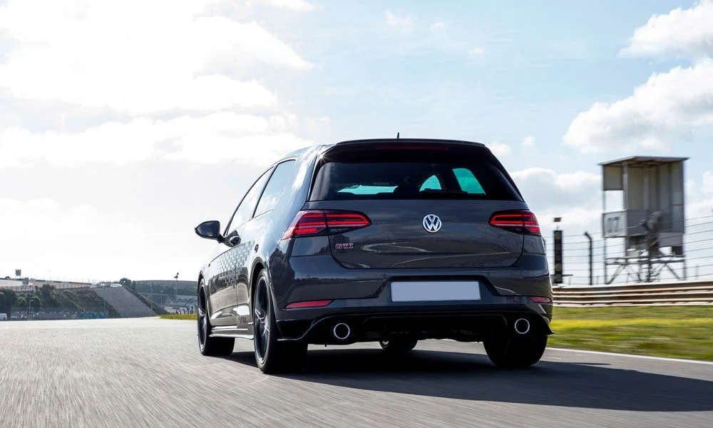 Фото Volkswagen Golf — вид сзади, фото 12. Серый кузов сзади — фонари и бампер определяют ночной образ модели Volkswagen Golf — вид сзади, фото 12