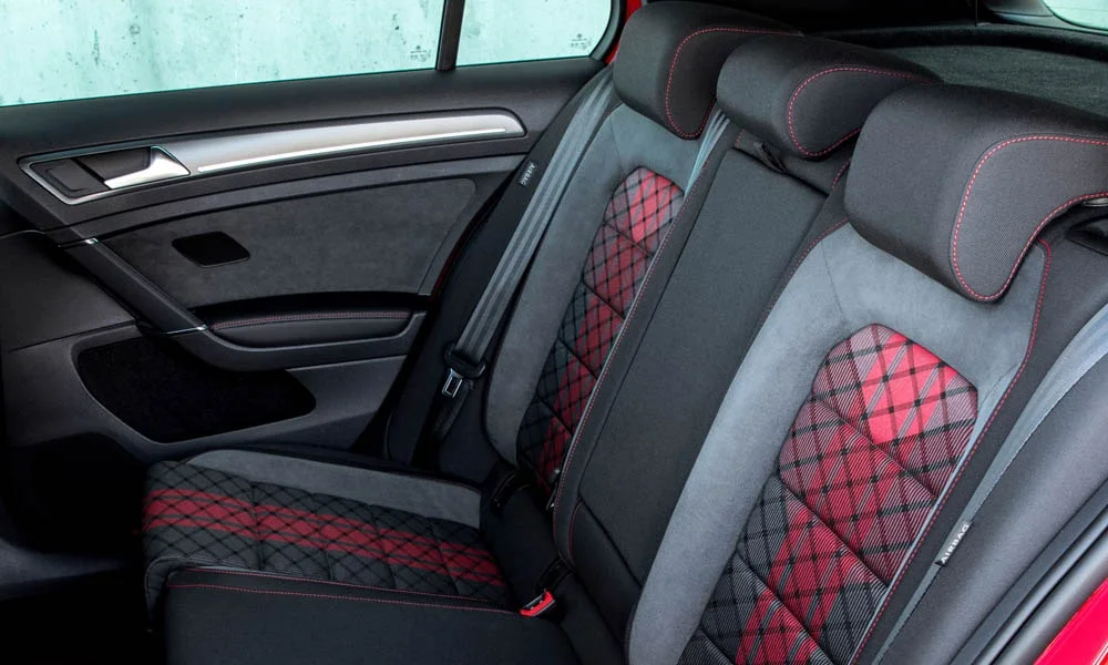 Фото Volkswagen Golf — задние сиденья. Посадка второго ряда: подголовники и подлокотник. Крепления ISOFIX для детских кресел — в основании спинки Volkswagen Golf — задние сиденья