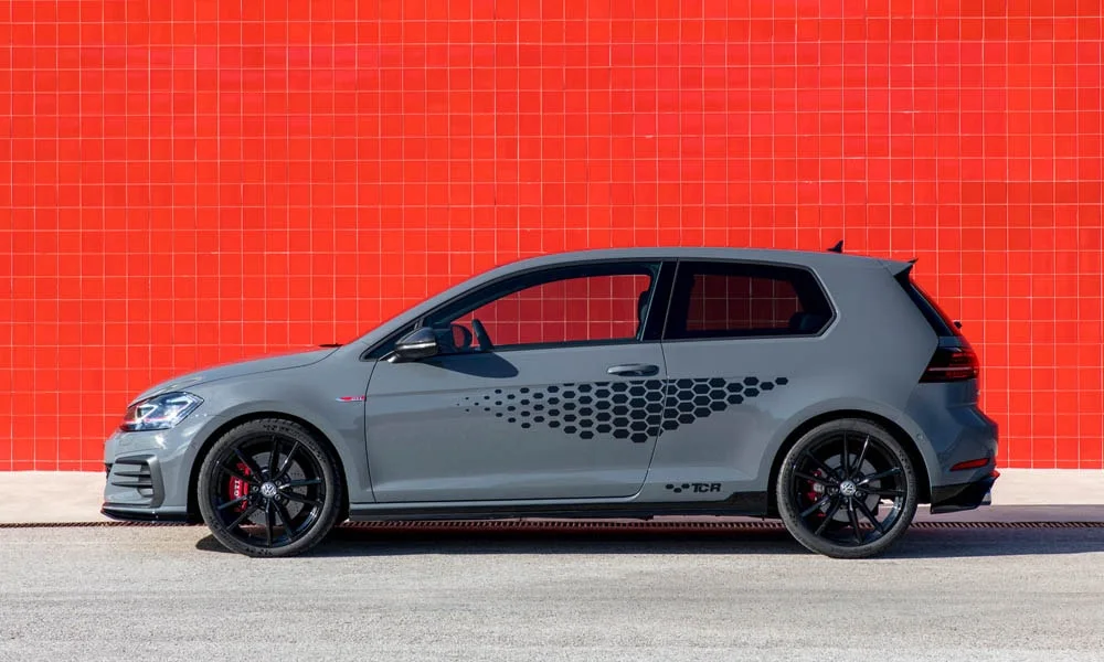 Фото Volkswagen Golf — вид сбоку, фото 6. Профиль кузова: колёсная база, свесы и линия остекления. Хромированные или чёрные молдинги окон отличают комплектации Volkswagen Golf — вид сбоку, фото 6
