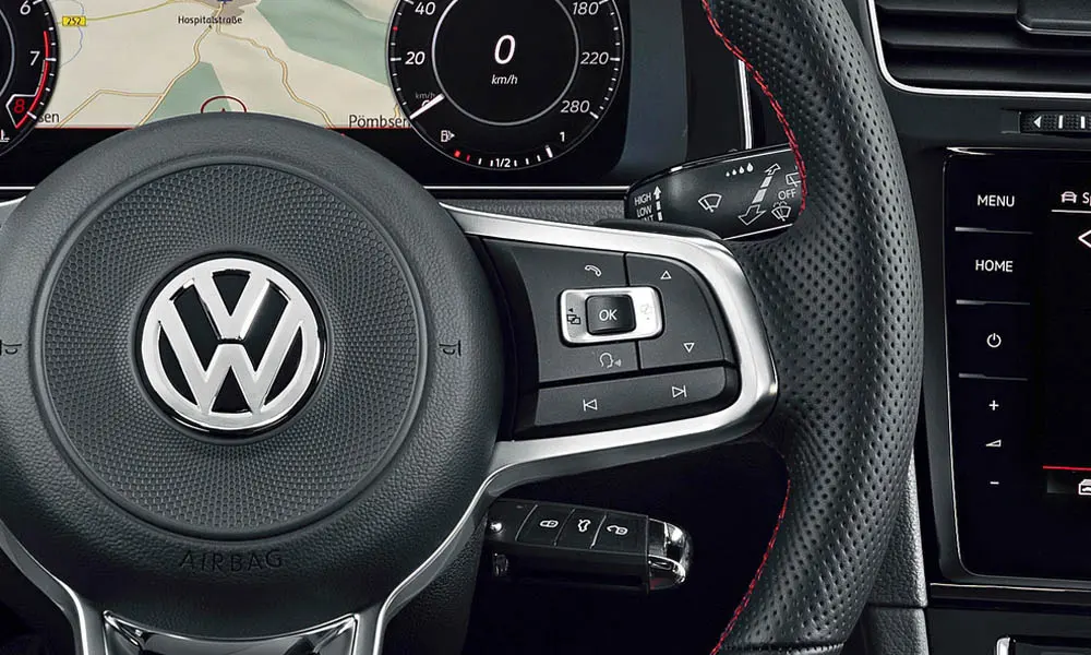 Фото Volkswagen Golf — руль, фото 3. Обшивка обода и компоновка спиц крупным планом. Клавиши на спицах управляют медиа, круизом и ассистентами — руки остаются на руле Volkswagen Golf — руль, фото 3