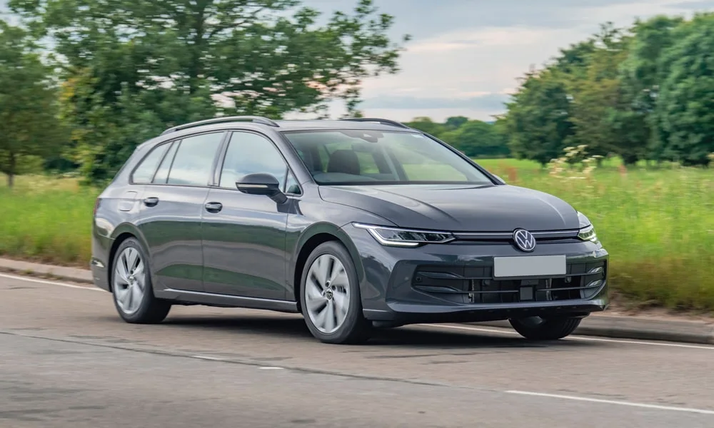 Фото Volkswagen Golf Variant (2024) — вид спереди, фото 3. Оптика, решётка и бампер — первое впечатление о модели. Рисунок ходовых огней — подпись модели, по нему её узнают в потоке Volkswagen Golf Variant (2024) — вид спереди, фото 3