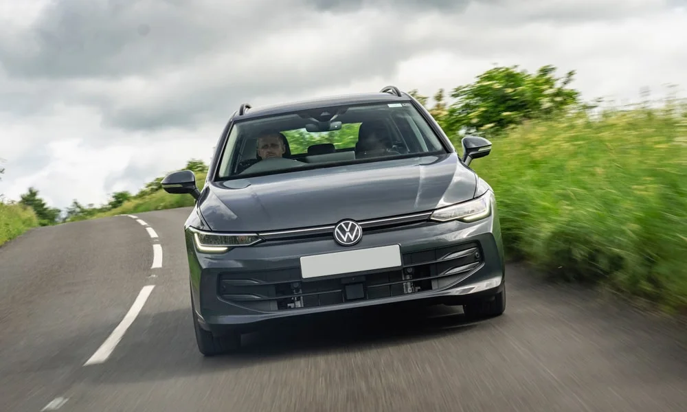 Фото Volkswagen Golf Variant (2024) — вид спереди, фото 4. Анфас: пропорции капота, посадка кузова и графика ходовых огней. Дневные ходовые огни включаются автоматически с запуском Volkswagen Golf Variant (2024) — вид спереди, фото 4