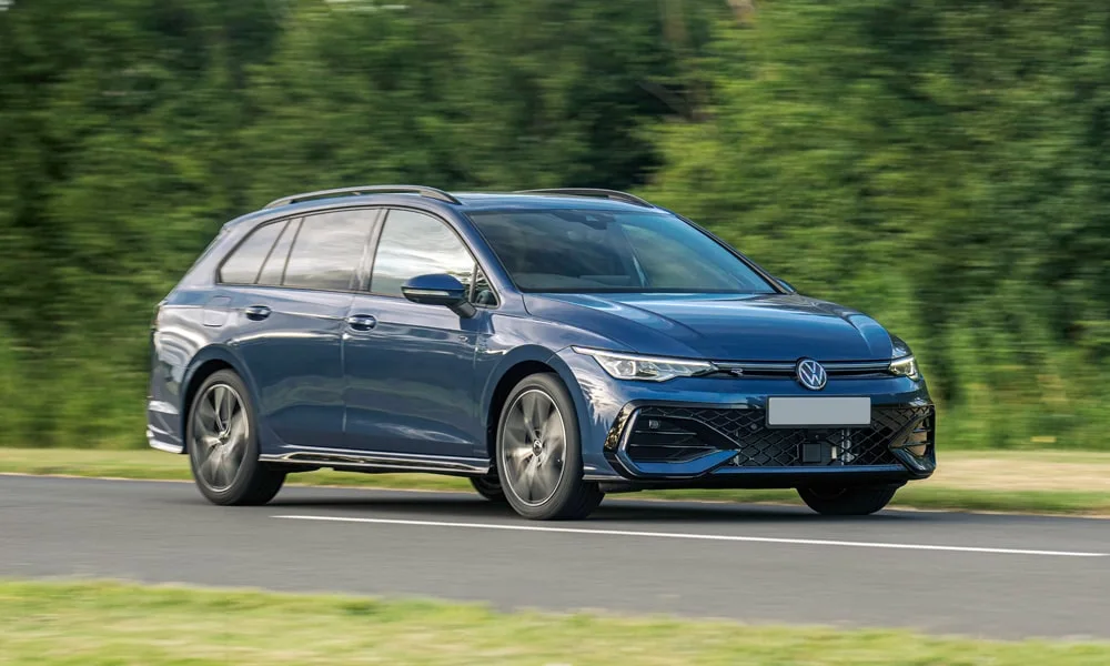 Фото Volkswagen Golf Variant (2024) — вид спереди, фото 6. Кузов в синем цвете: рисунок оптики и решётки задаёт узнаваемое «лицо» модели. Рисунок ходовых огней — подпись модели, по нему её узнают в потоке Volkswagen Golf Variant (2024) — вид спереди, фото 6