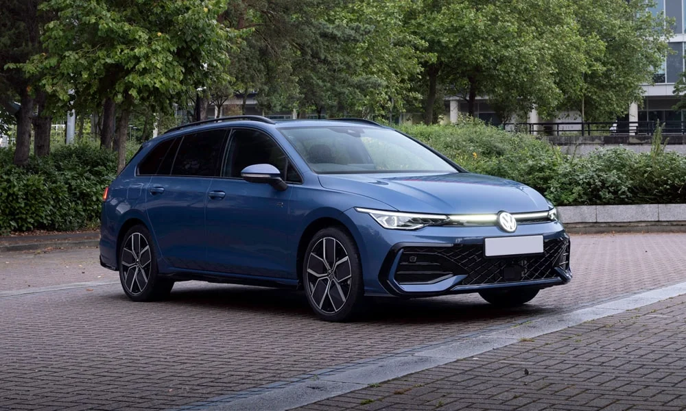 Фото Volkswagen Golf Variant (2024) — вид спереди, фото 9. Оптика, решётка и бампер — первое впечатление о модели. Рисунок ходовых огней — подпись модели, по нему её узнают в потоке Volkswagen Golf Variant (2024) — вид спереди, фото 9