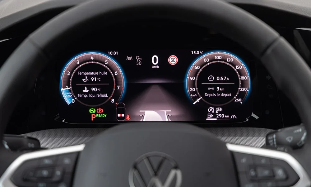 Фото Volkswagen Golf Variant (2024) — приборная панель. Скорость, запас хода и подсказки ассистентов перед глазами. Компоновка приборов настраивается в меню у большинства версий Volkswagen Golf Variant (2024) — приборная панель