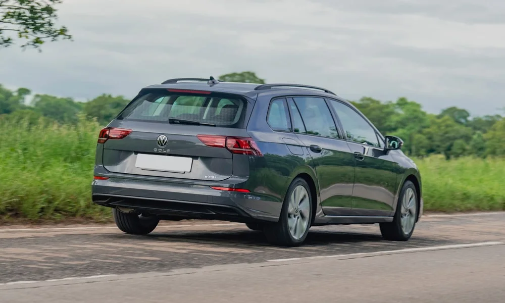 Фото Volkswagen Golf Variant (2024) — вид сзади, фото 3. Серый кузов сзади — фонари и бампер определяют ночной образ модели Volkswagen Golf Variant (2024) — вид сзади, фото 3