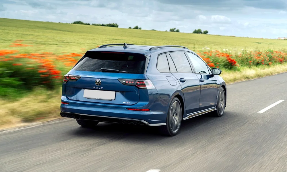 Фото Volkswagen Golf Variant (2024) — вид сзади, фото 4. Линия крыши, стойки и задняя дверь в синем исполнении. Насадки выхлопа или их имитация внизу бампера различают версии Volkswagen Golf Variant (2024) — вид сзади, фото 4