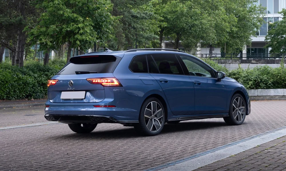 Фото Volkswagen Golf Variant (2024) — вид сзади, фото 7. Синий кузов сзади — фонари и бампер определяют ночной образ модели. Насадки выхлопа или их имитация внизу бампера различают версии Volkswagen Golf Variant (2024) — вид сзади, фото 7