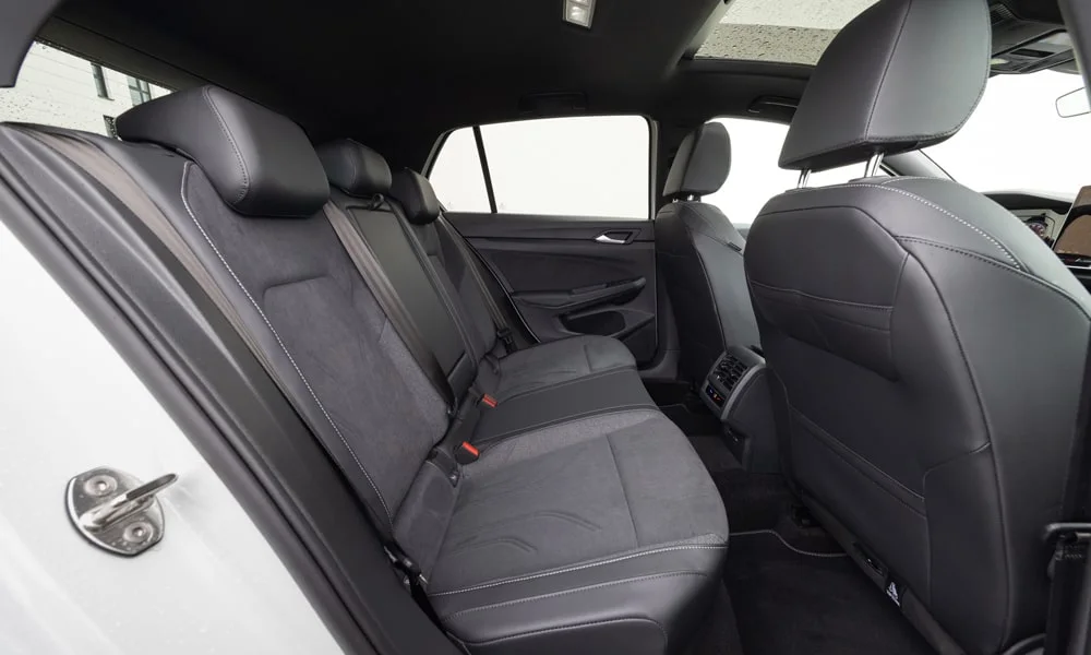 Фото Volkswagen Golf Variant (2024) — задние сиденья. Второй ряд: профиль дивана, подголовники и обивка из перфорированной коже Volkswagen Golf Variant (2024) — задние сиденья