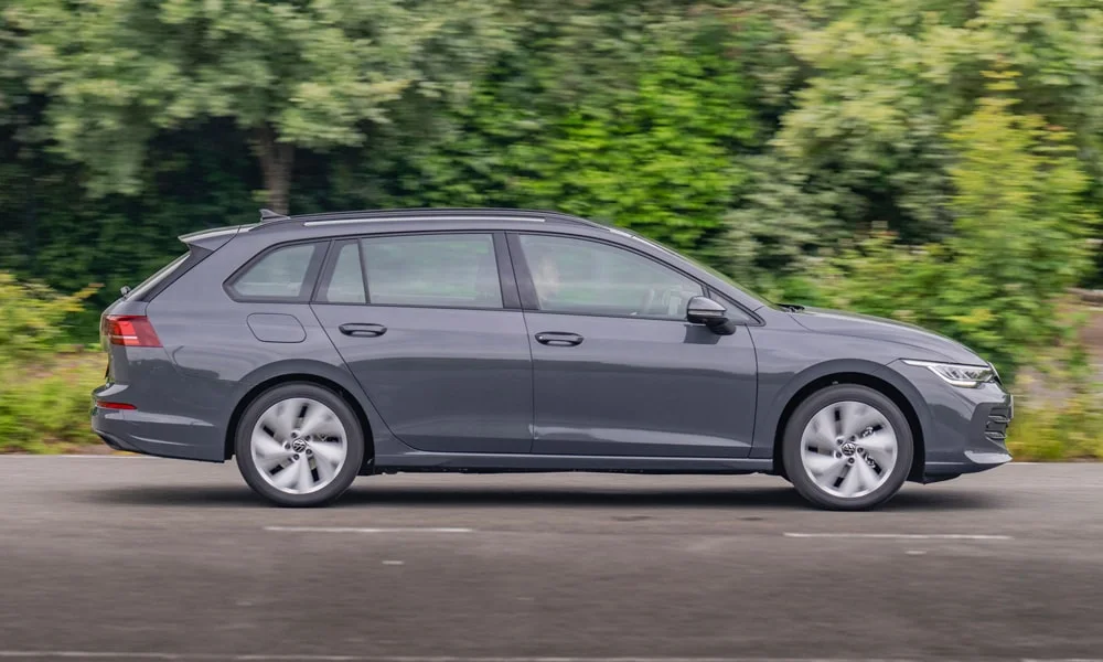 Фото Volkswagen Golf Variant (2024) — вид сбоку, фото 4. Сбоку читаются линия остекления и характер выштамповок на сером кузове Volkswagen Golf Variant (2024) — вид сбоку, фото 4