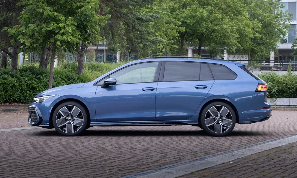 Фото Volkswagen Golf Variant (2024) — вид сбоку, фото 7. Синий кузов в профиль — пропорции, высота посадки и дизайн дисков Volkswagen Golf Variant (2024) — вид сбоку, фото 7