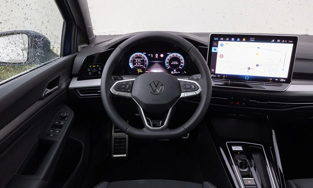 Фото Volkswagen Golf Variant (2024) — руль. Обшивка обода и компоновка спиц крупным планом. Обогрев обода — опция, которую оценят зимой Volkswagen Golf Variant (2024) — руль
