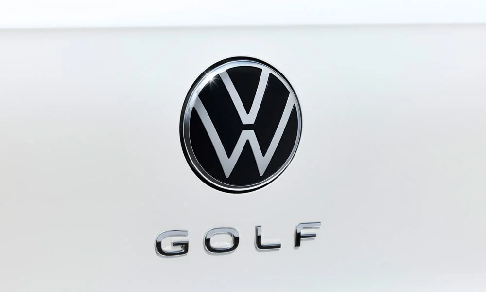 Фото Volkswagen Golf (2024) — эмблема. Логотип марки крупным планом Volkswagen Golf (2024) — эмблема