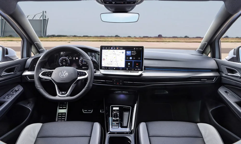 Фото Volkswagen Golf (2024) — передняя панель. Архитектура передней панели: ярусы, вставки и консоль в светло-серой гамме Volkswagen Golf (2024) — передняя панель