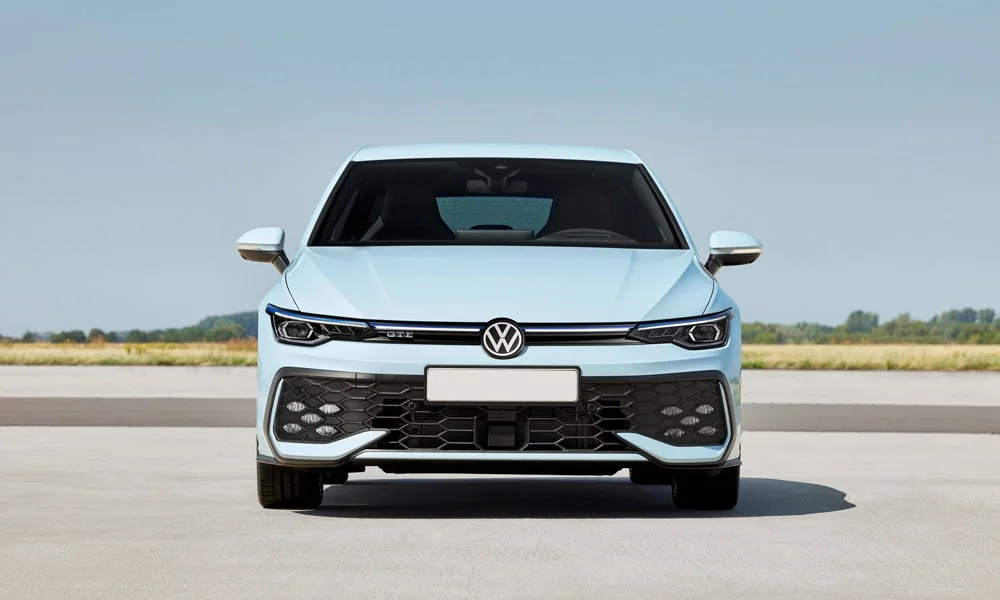 Фото Volkswagen Golf (2024) — вид спереди, фото 6. Оптика, решётка и бампер — первое впечатление о модели. Рисунок ходовых огней — подпись модели, по нему её узнают в потоке Volkswagen Golf (2024) — вид спереди, фото 6
