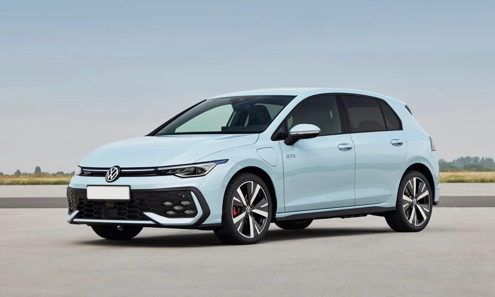 Фото Volkswagen Golf (2024) — вид спереди, фото 7. Синий кузов, строгая симметрия оптики — базовый ракурс знакомства с дизайном Volkswagen Golf (2024) — вид спереди, фото 7