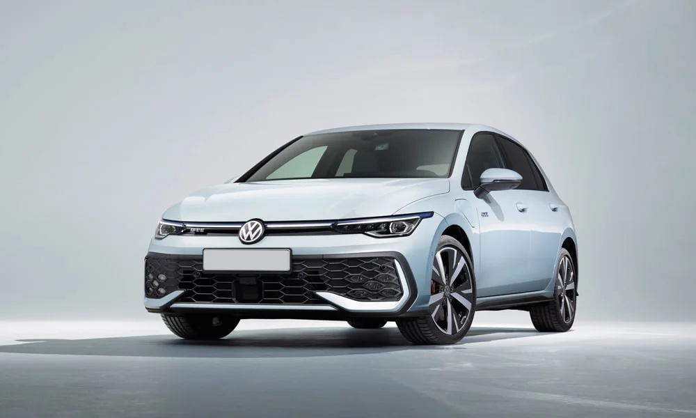 Фото Volkswagen Golf (2024) — вид спереди, фото 8. Анфас: пропорции капота, посадка кузова и графика ходовых огней Volkswagen Golf (2024) — вид спереди, фото 8