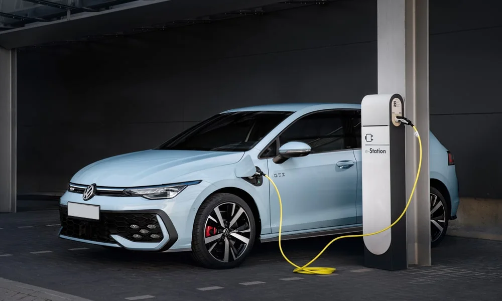 Фото Volkswagen Golf (2024) — вид спереди, фото 9. Анфас: пропорции капота, посадка кузова и графика ходовых огней Volkswagen Golf (2024) — вид спереди, фото 9